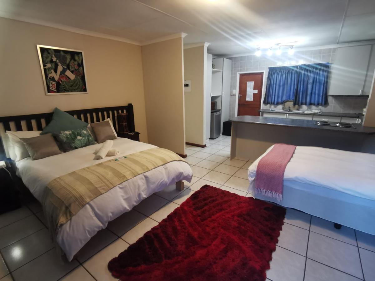 B&B Hartbeespoort - Harties Honeymoon Suite with Dam View - Bed and Breakfast Hartbeespoort