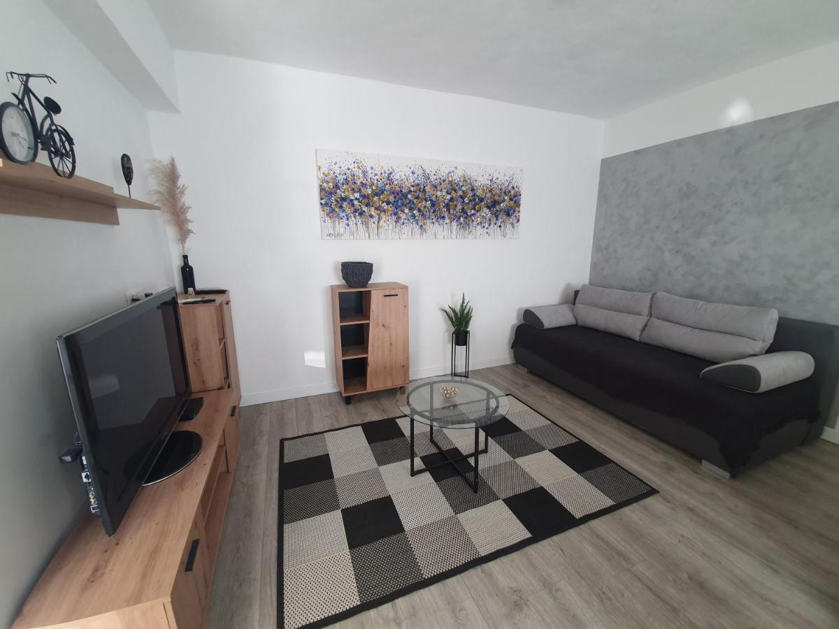 AmAmA - B&B Brodarica