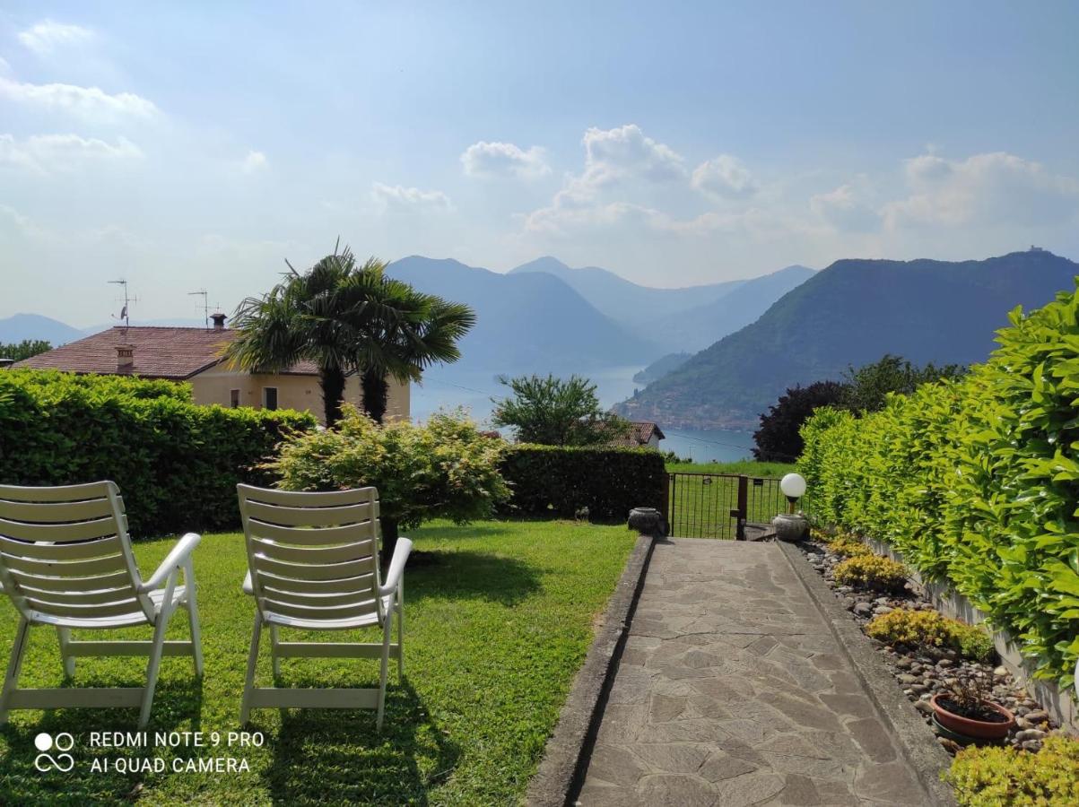 CasaDolcelago Sulzano Villa con Giardino Vista Lago Parking Free - Chambres d’hôtes