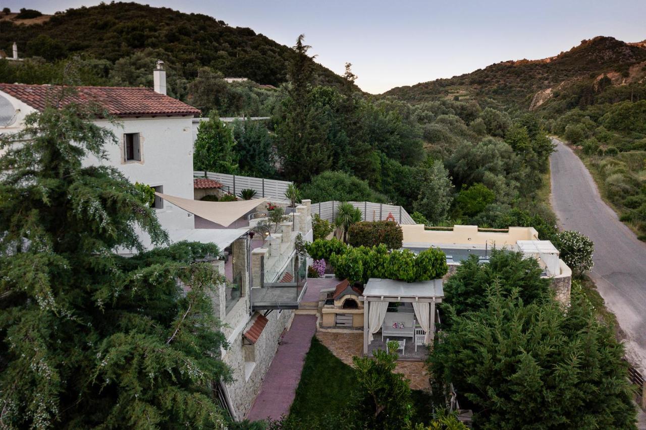 Verekinthos Villas - Pool, Hot Tub, BBQ, Kids Playground, Stunning Mountain Views - Chambres d'hôtes Gerolákkos