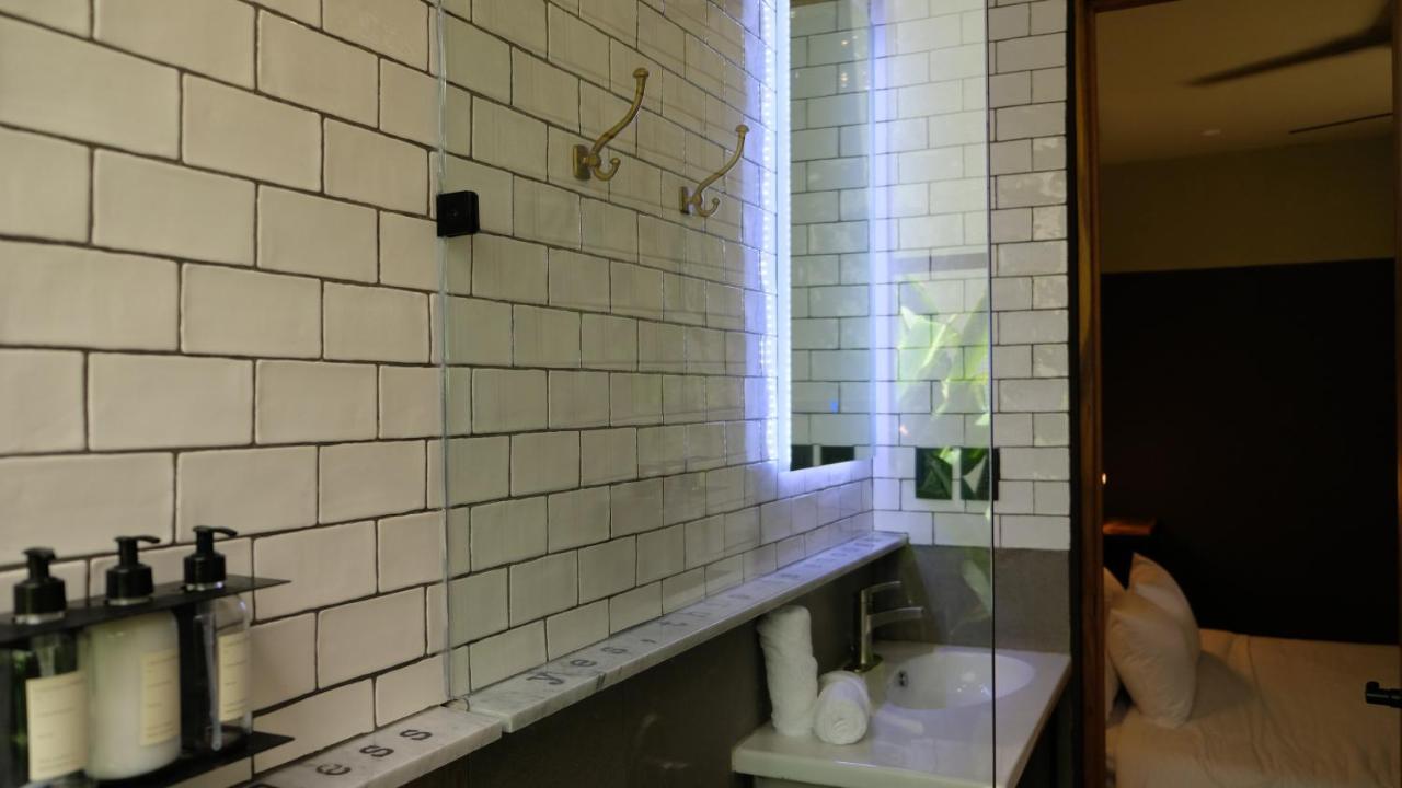 Habitación con cama extragrande.