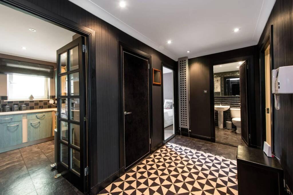 Royal Mile & Arthur's Seat Apt with Private Parking - B&B