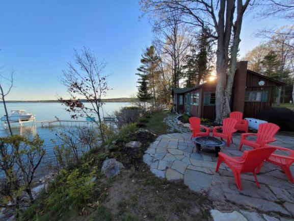 B&B Suttons Bay - Lee Point Classic Cabins on West Bay with Hot Tub - Bed and Breakfast Suttons Bay