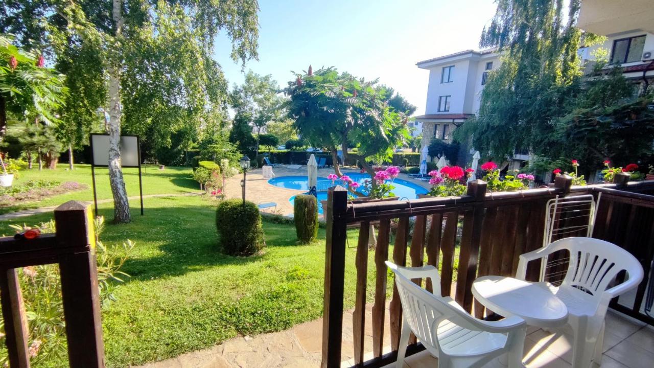 Studio mit Poolblick