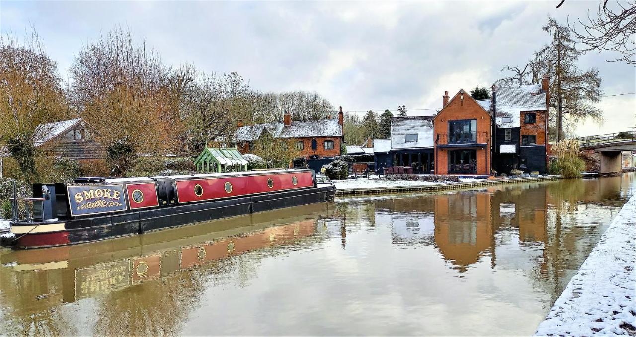 B&B Warwick - Smoke (Rowington Narrowboats) - Bed and Breakfast Warwick