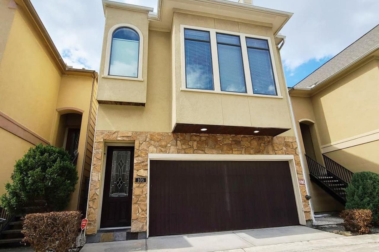 Artsy 3-Story Townhouse Near the Galleria Area! - B&B Houston