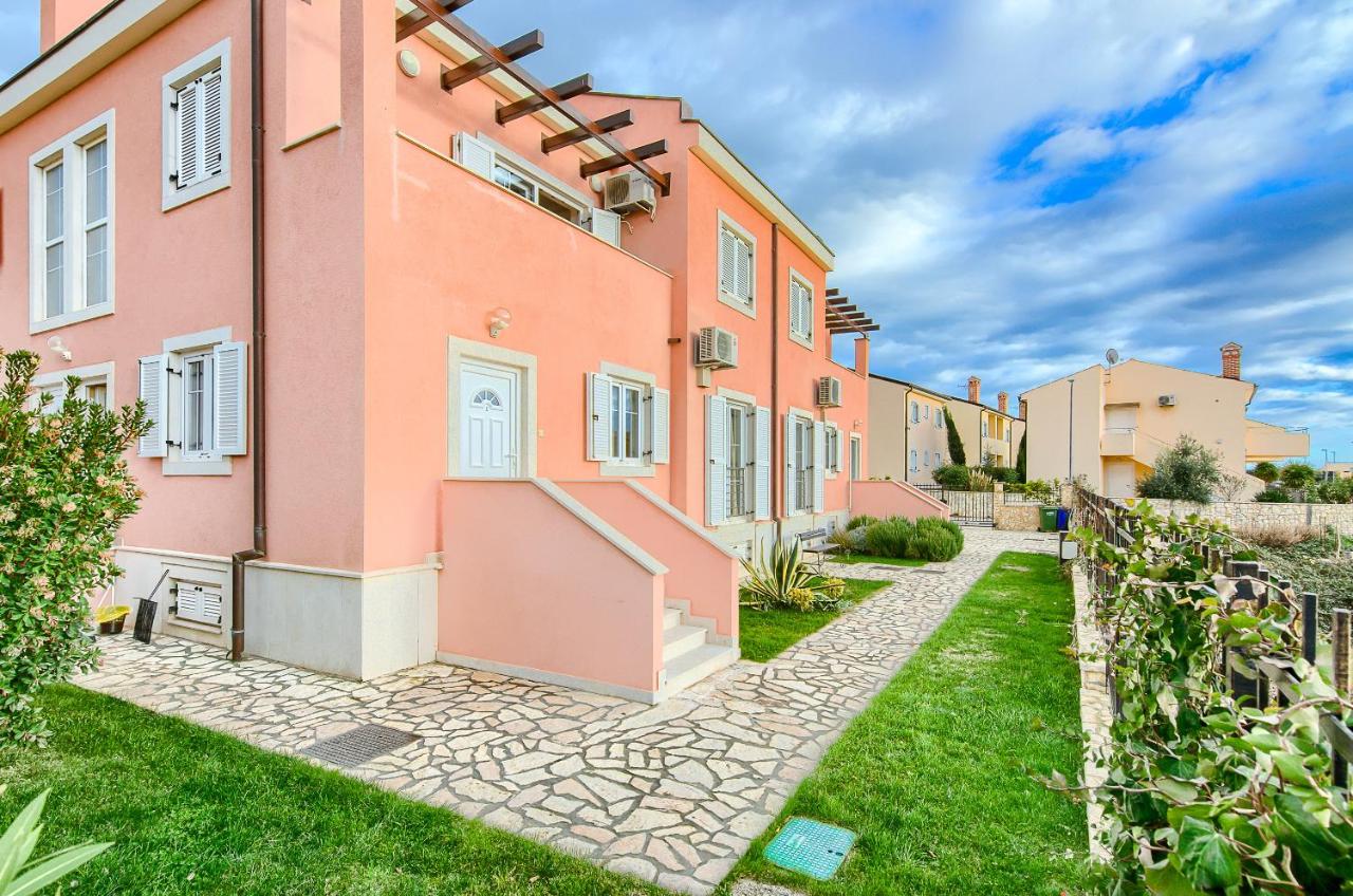 Medulin Luxury Apartments with beautiful garden 100 m from beach - B&B Medulin