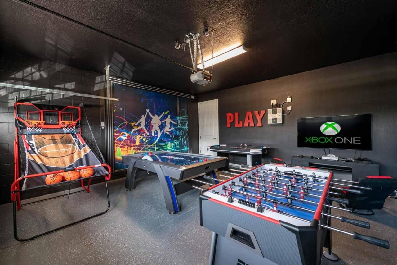 Exquisite 9 Bdrm Home w Games Room at Encore - Bed and Breakfast