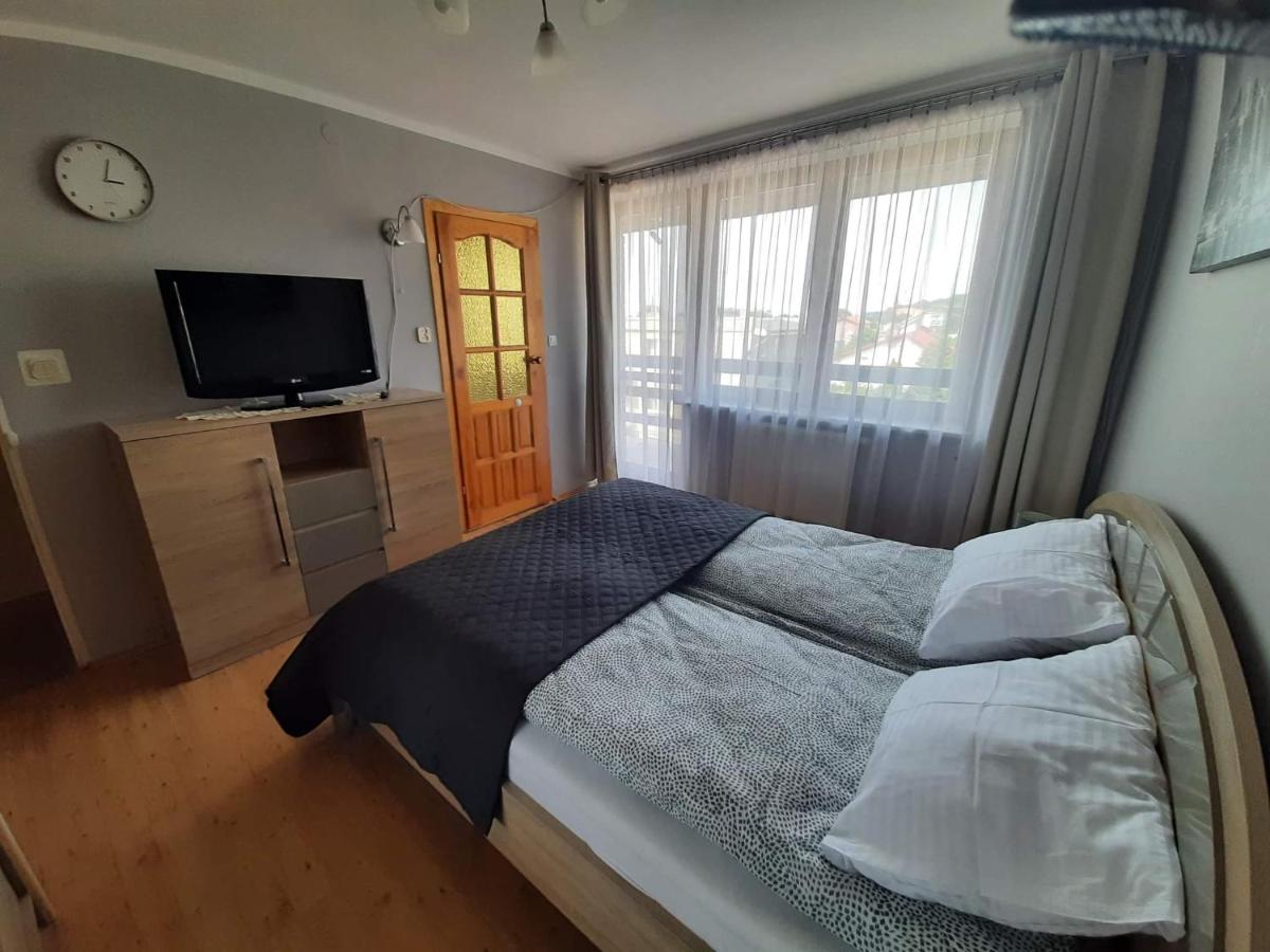 Zimmer mit Kingsize-Bett und Balkon