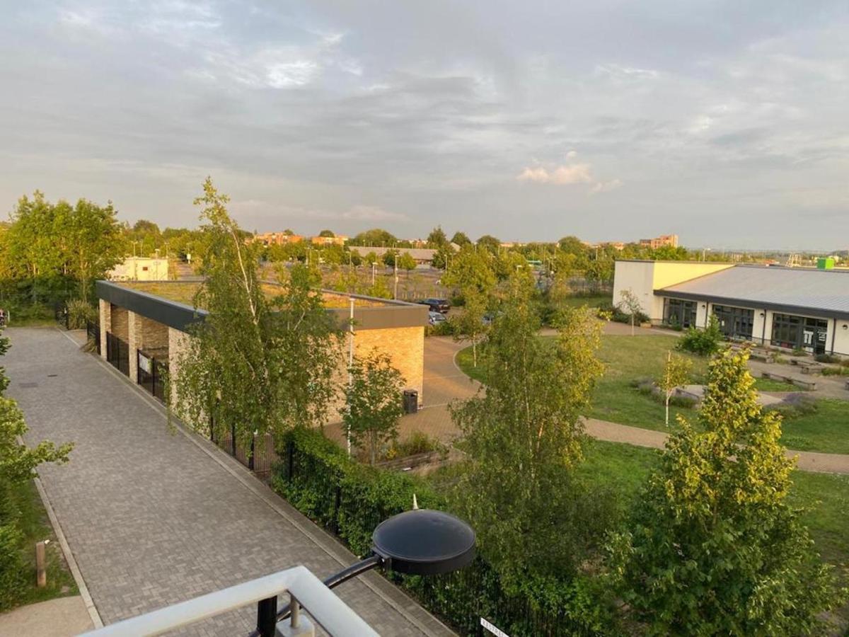 B&B Cambridge - Contemporary Trumpington Apartment with Self Check-in ,FREE On-site Parking, Terrace, SUPER Fast WIFI & 5 mins drive to Papworth & Addenbrookes hospitals - Bed and Breakfast Cambridge