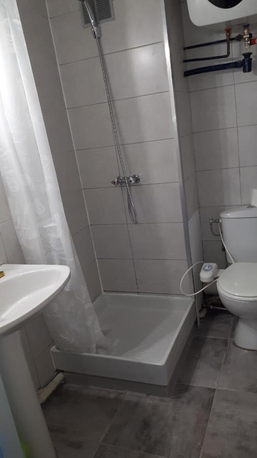 Studio cabine avec jardinet à 30 m de la plage, au calme. - B&B Gruissan