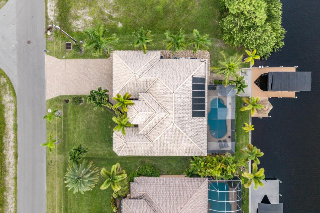 Villa Neptune's Grotto- BRAND NEW with heated Pool, Hot Tub, and dock with Tiki - B&B