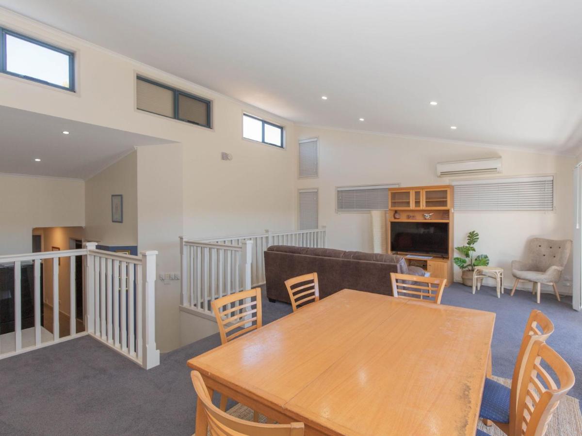 Acacia 4 2 Kirwan Close - B&B
