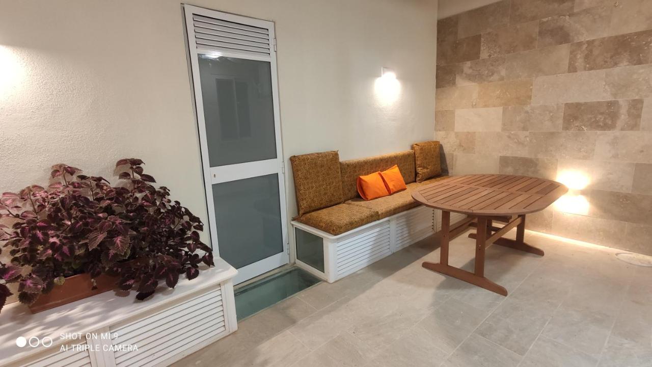 B&B Marsaskala - Aquamarine Sea Front Apartments - Elevated Ground Floor With Balcony And Yard - Bed and Breakfast Marsaskala