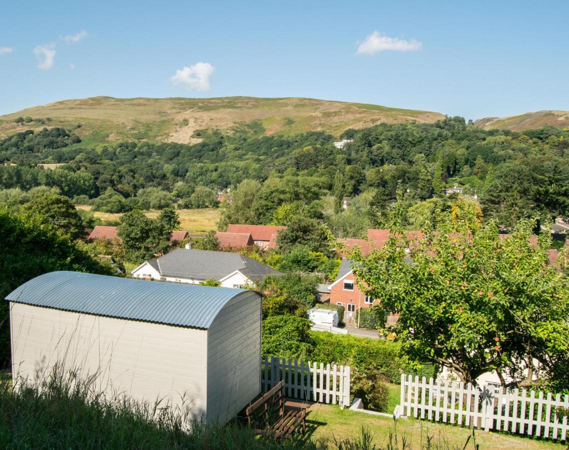 Hilltop Hut - B&B
