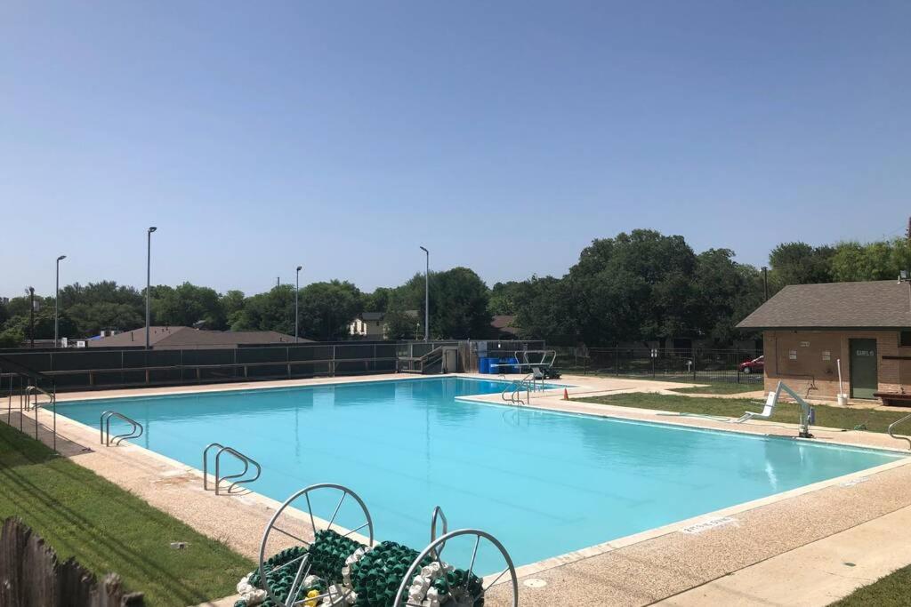 CYC Mega House with BBQ Gazebo - B&B