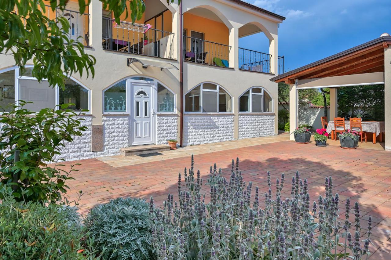 Teuta Apartments - a beach and a sea view - B&B