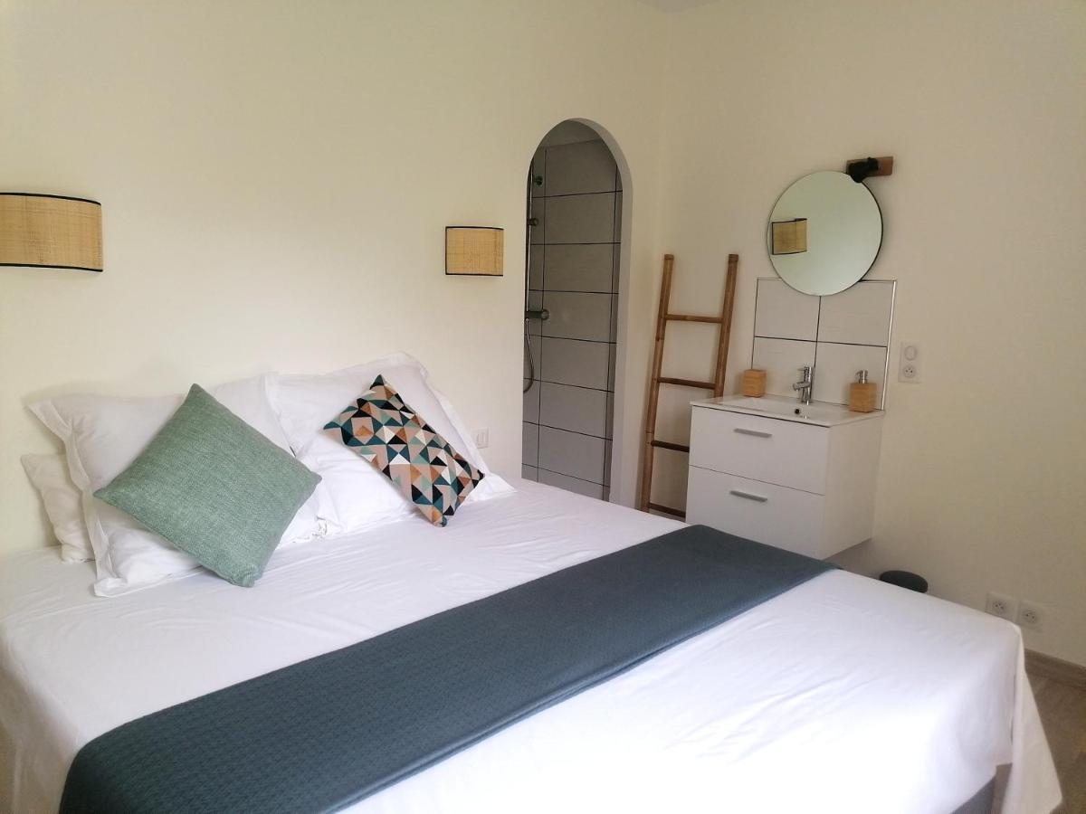 Habitación con cama extragrande y vistas a la piscina
