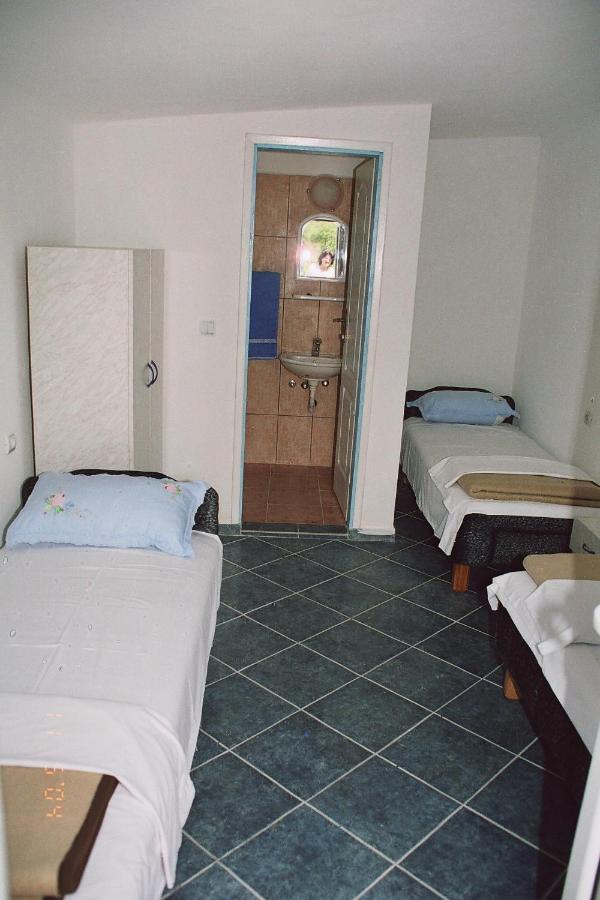 Dreibettzimmer mit Bergblick