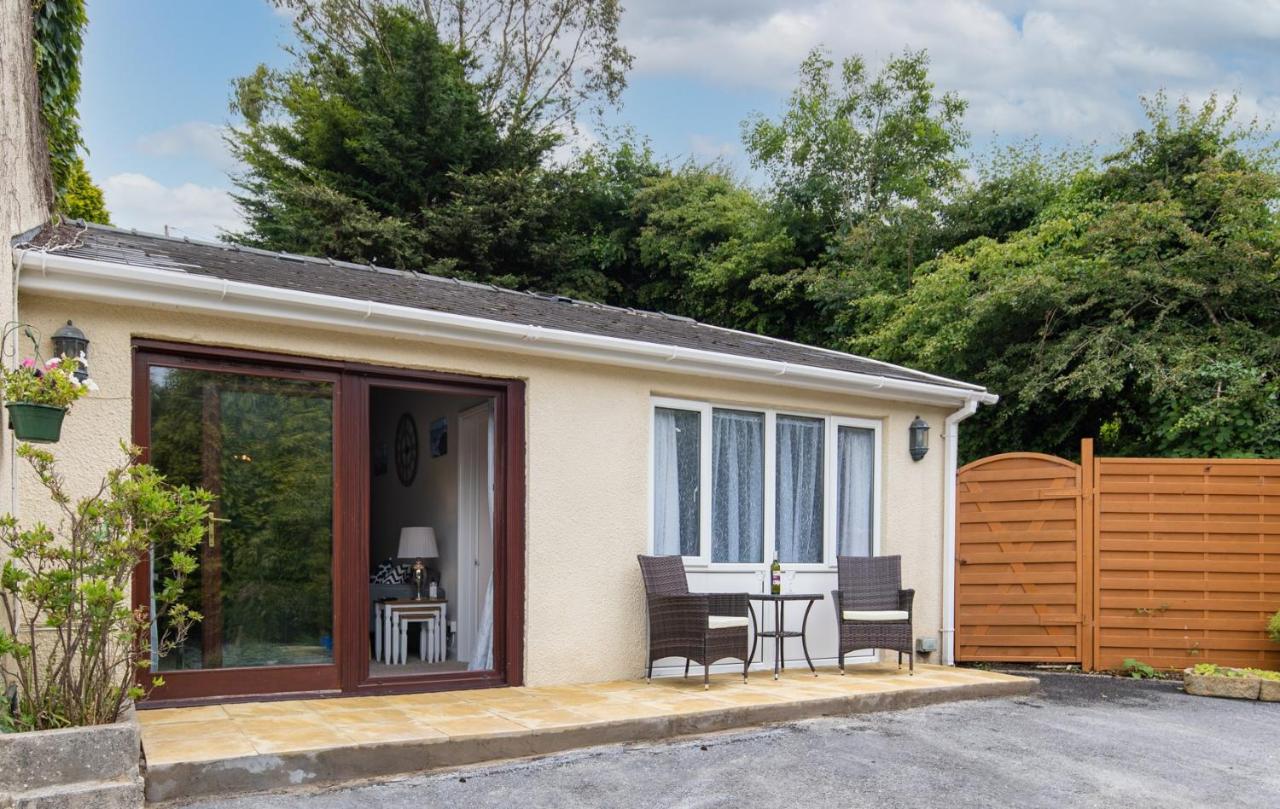 The Hollies - Short Walk to Beach, EV Point - Bed and Breakfast