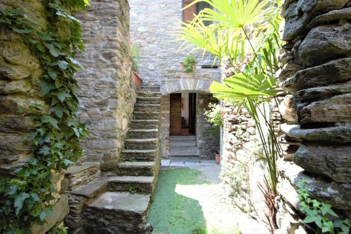 Appartamento con 2 Camere da Letto, Balcone e Vista Lago - Borgo 8