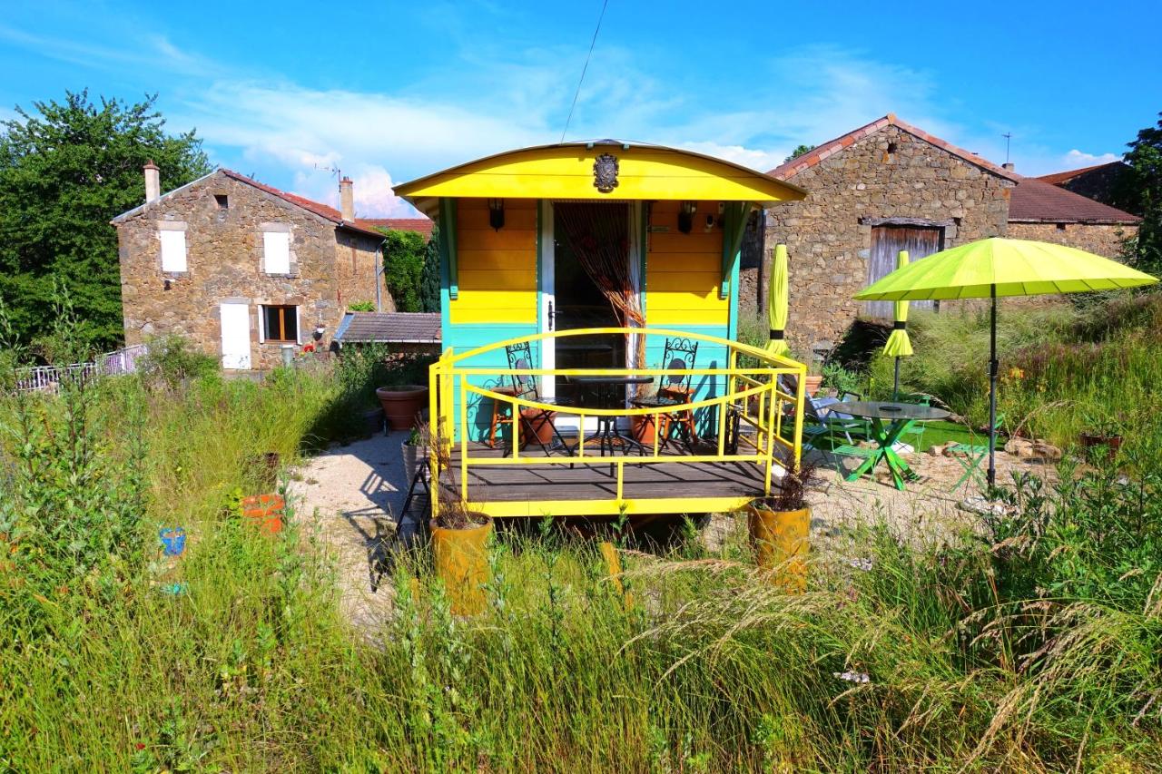 La Ferme De Chenevier, La Roulotte Fleurie 2/4pers - Bed and Breakfast