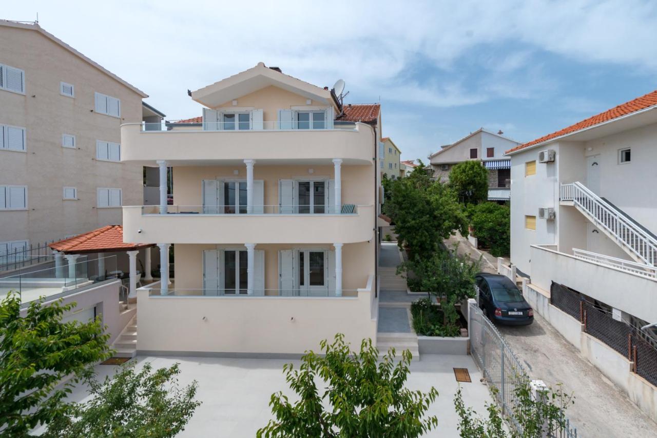 Spacious Modern Apartment Miljak - 1min to the beach - B&B