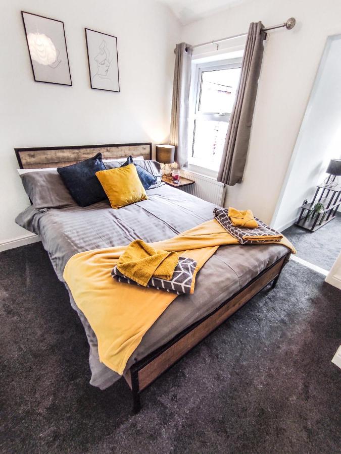 B&B Colchester - 'Number 11' Central Colchester - Super Convenient 2 x Double Bed 1 x Single Bed Cottage PLUS Office & Garden, 8 min walk Nth Station & Town Ctr, 2 min walk local shops & restaurants - Bed and Breakfast Colchester