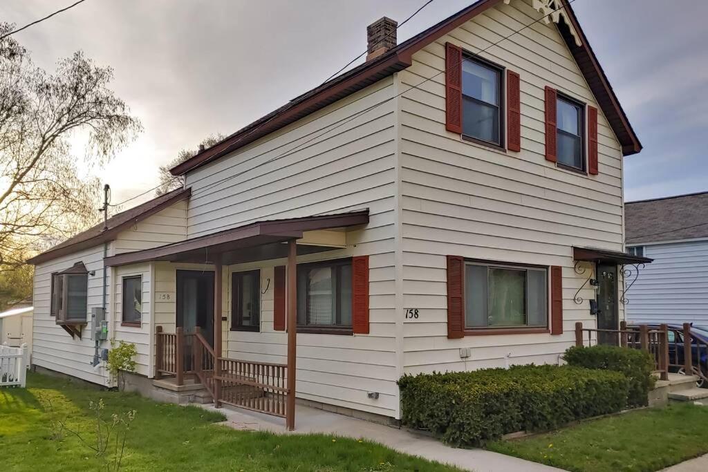 Huge historic, w/large yard & close to beach - B&B
