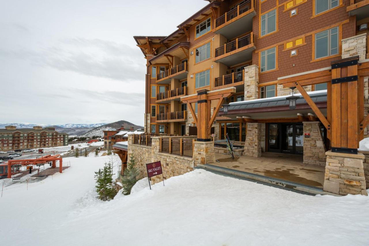 Hyatt one bedroom, balcony, outdoor swimming pool & hot tub, firepit, walk to hiking & biking trails - Ferienwohnung