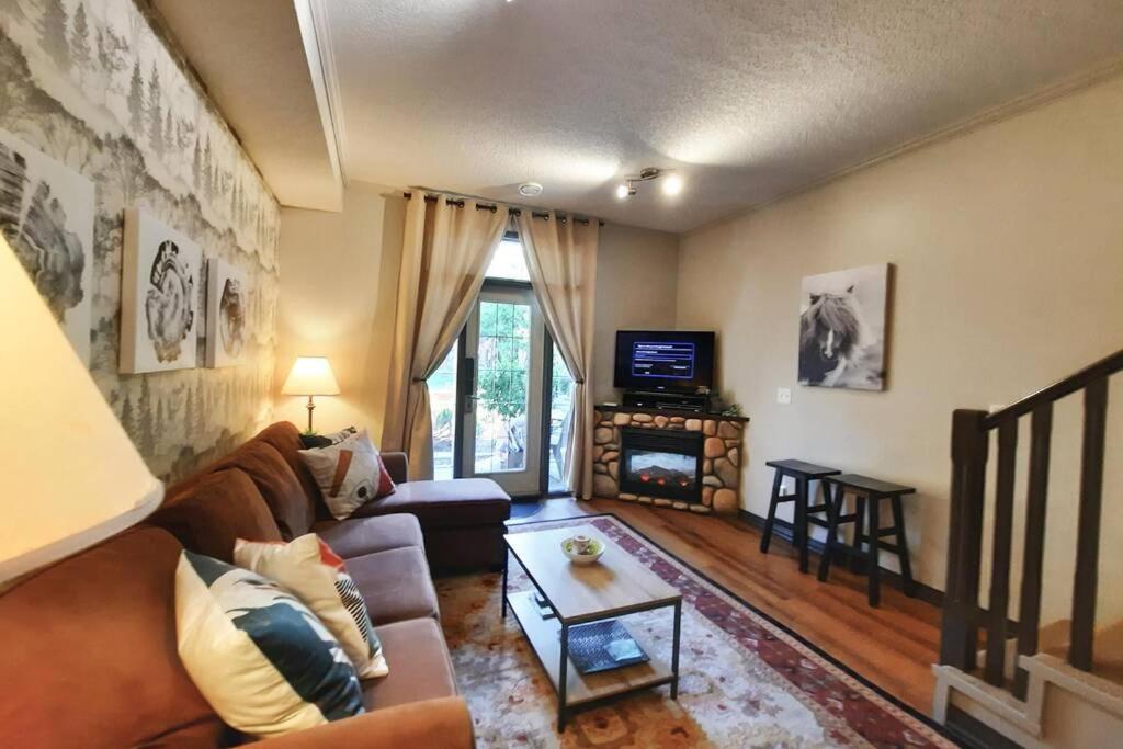 B&B Canmore - Delightful Chalet 2BD 2BA Pool Hot Tub BBQ Private Entry Park Pass - Bed and Breakfast Canmore