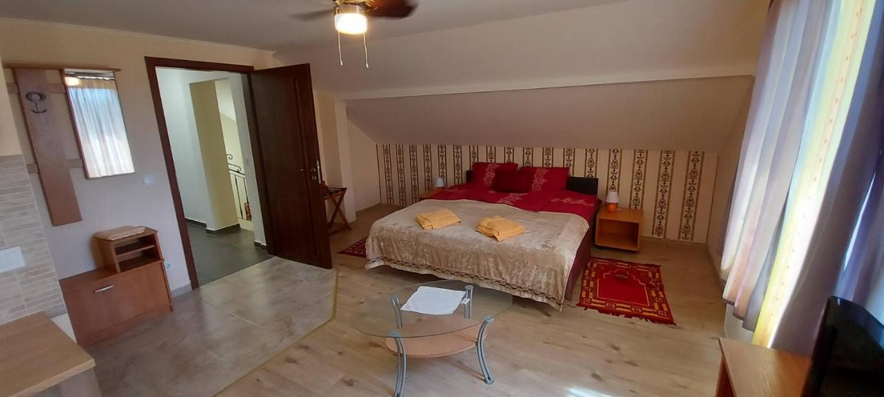 Camera Matrimoniale Deluxe (2 Adulti + 1 Bambino)