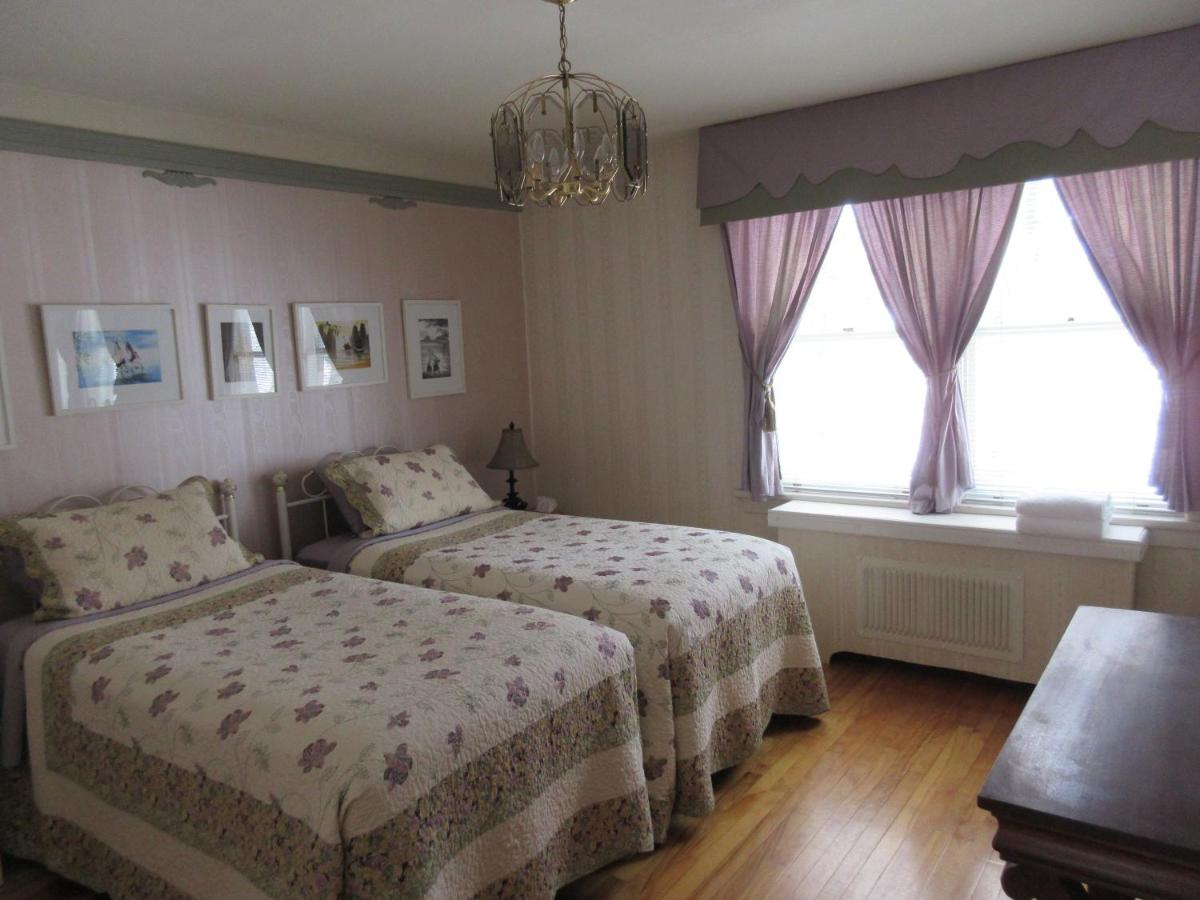 Standard Twin Room with Shared Bathroom