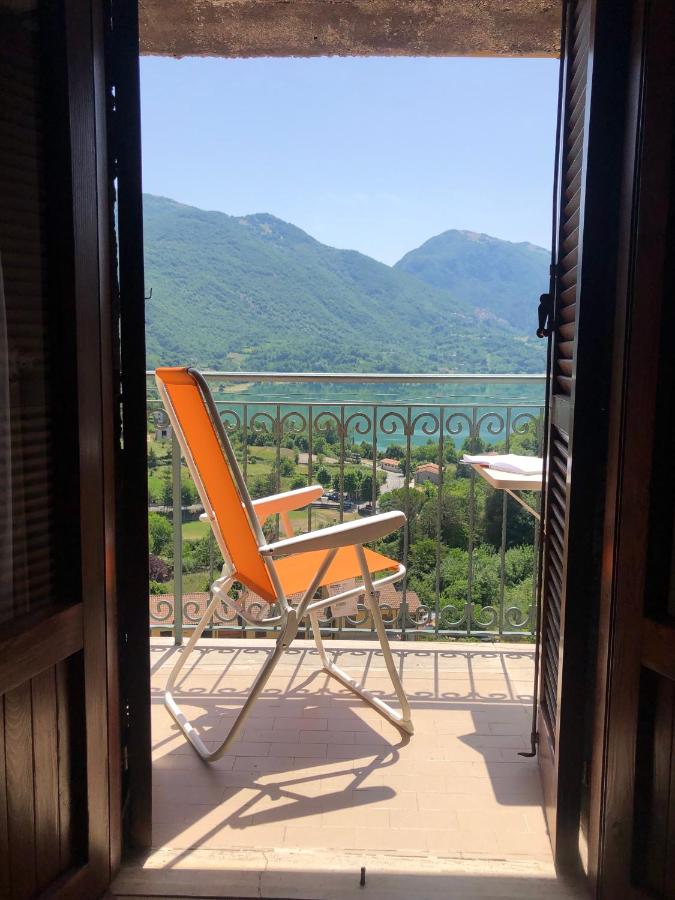 B&B Castel di Tora - Stanza con terrazzo Vista Lago - LAKEHOLIDAY IT - Bed and Breakfast Castel di Tora