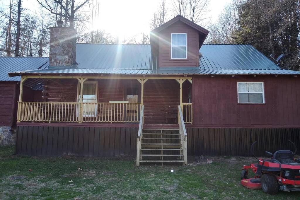 Hoot Nanny's Rustic Cabin on Mossy Creek - B&B
