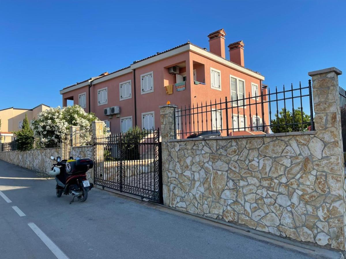 Medulin Luxury Apartments with beautiful garden 100 m from beach - Chambres d’hôtes Medulin