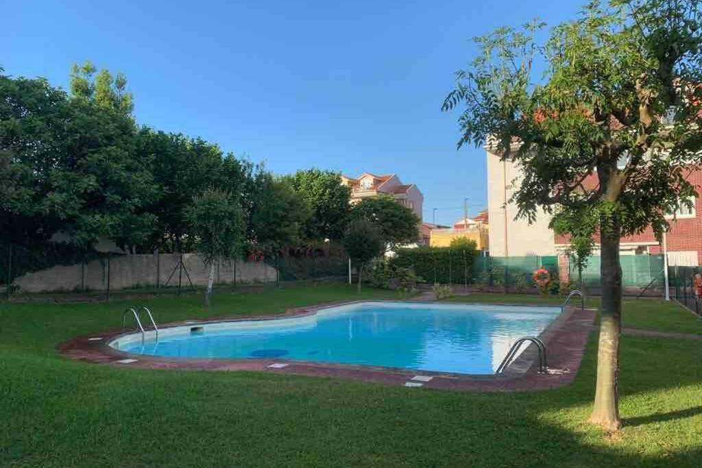 Garaje y piscina comunitaria! - B&B Suances