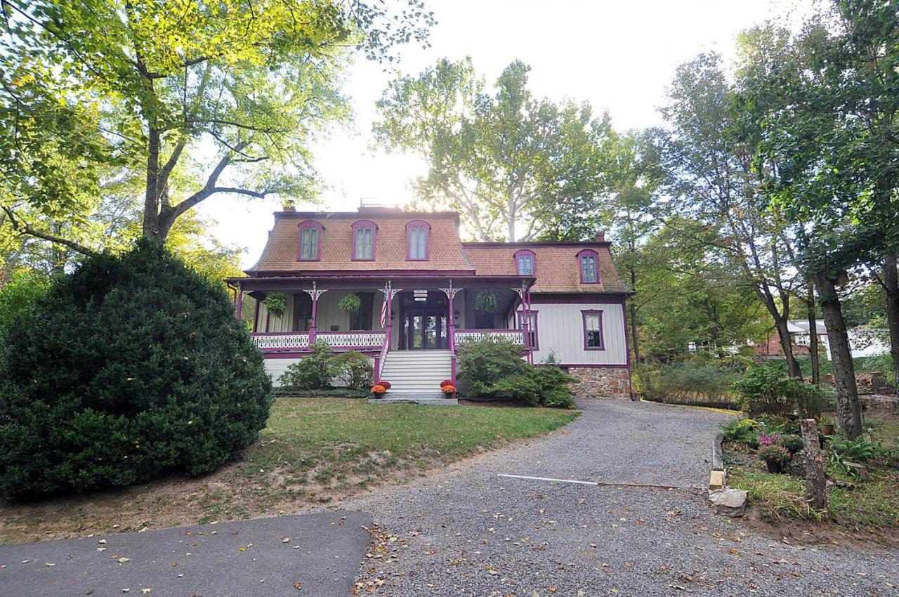 The Manor - Historic Mansion, Wifi, Covered Porch, Screen Porch, King Bed, Walk to Spas, Shops & Restaurants - Chambres d’hôtes