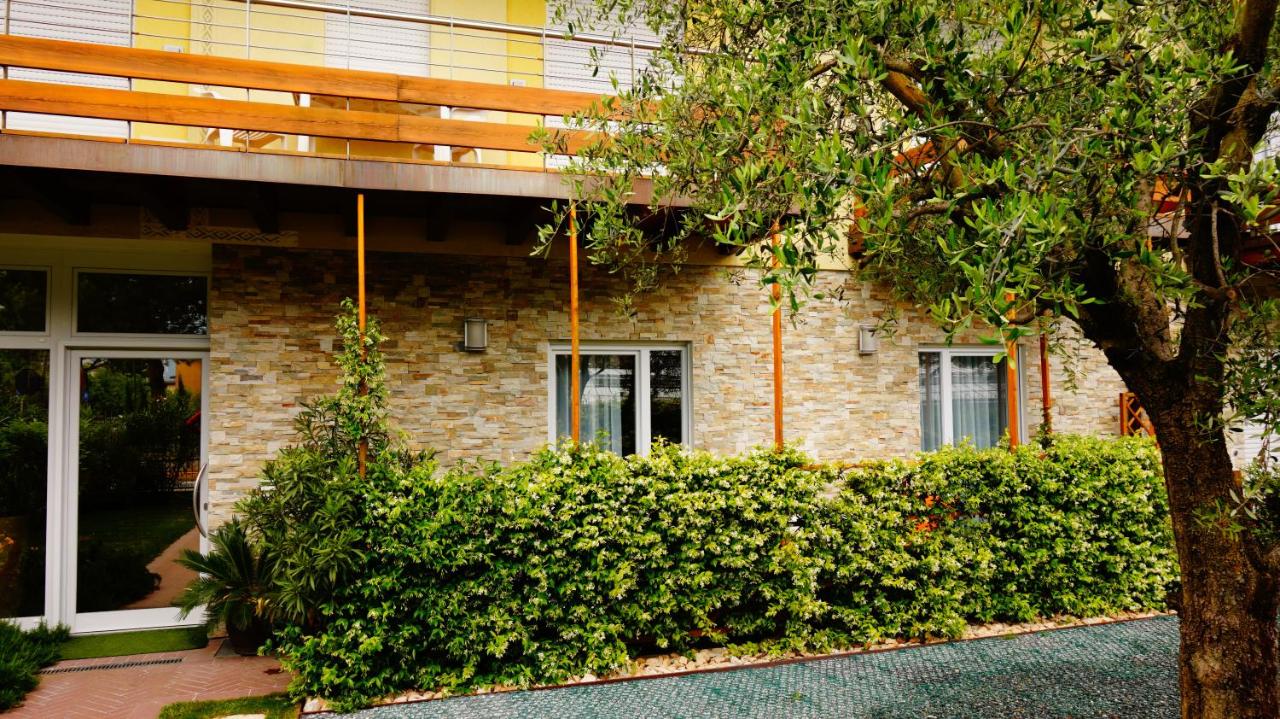 Residence Rivachiara (check-in at Hotel Riviera in Viale Rovereto, 95) - B&B