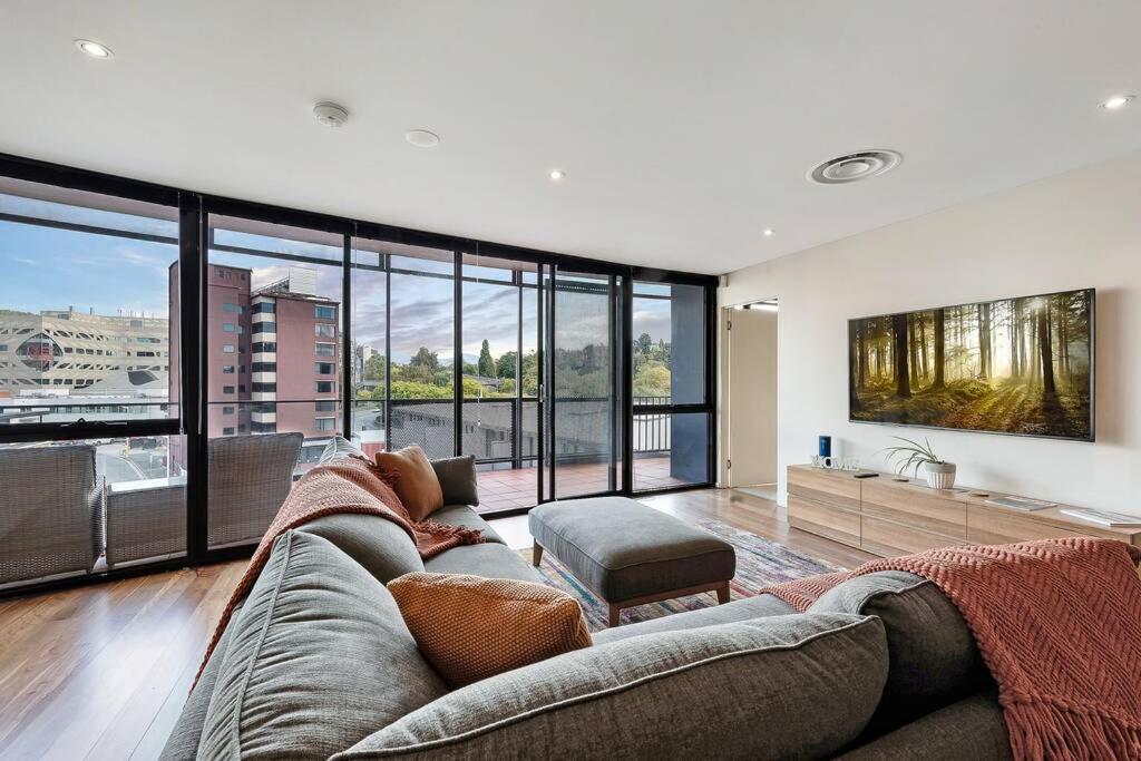 B&B Hobart - Sub Penthouse Luxe suit, CBD, secure parking, - Bed and Breakfast Hobart