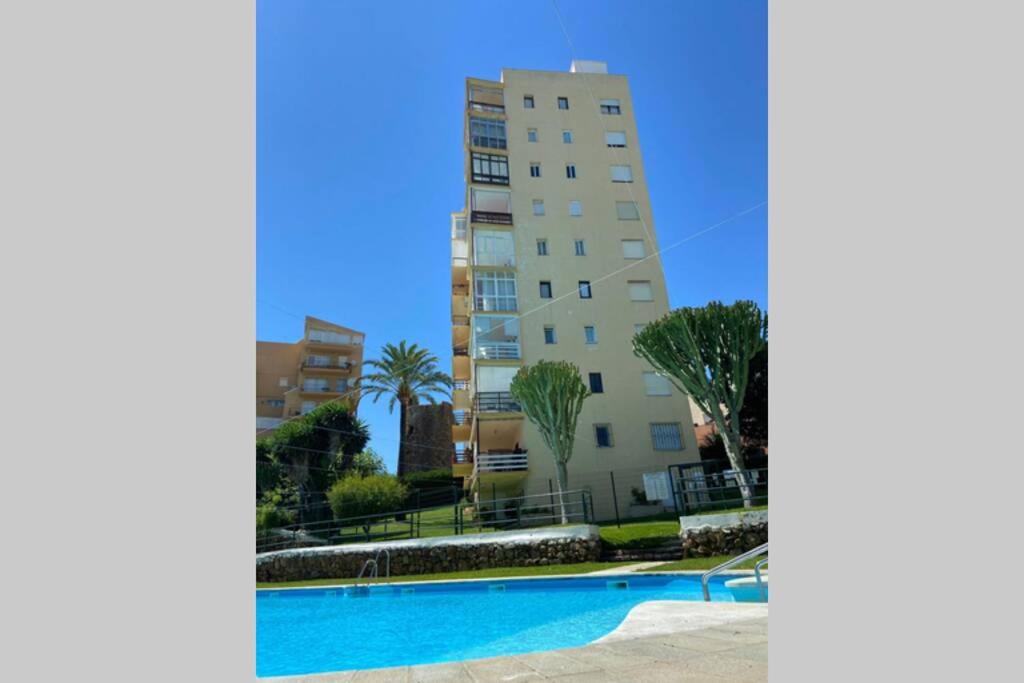 Très bel appartement avec piscine et tennis entre amis ou en famille - Chambres d'hôtes Estepona