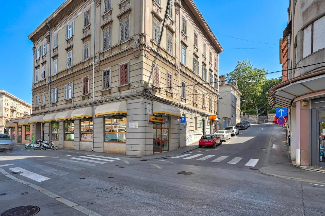 Collins Emerald Center with FREE parking - Ferienwohnung Pula