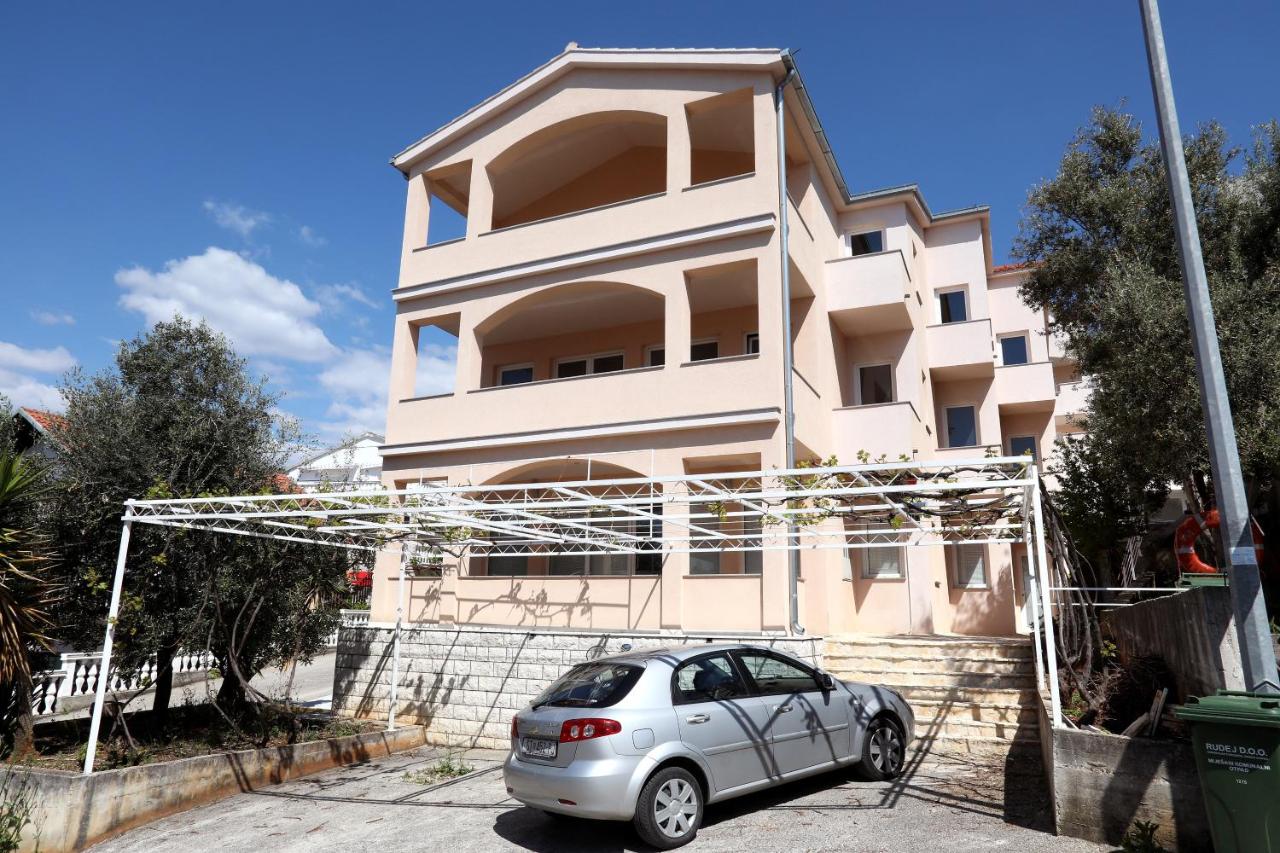 Beautiful 2-Bed Apartment in Okrug Gornji - Bed and Breakfast Trogir