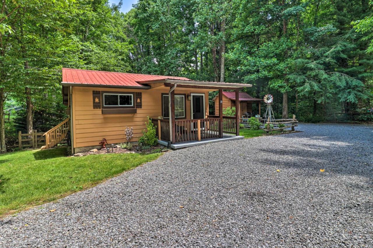 B&B Maggie Valley - Vintage Creekside Cottage with Hot Tub and Grill! - Bed and Breakfast Maggie Valley