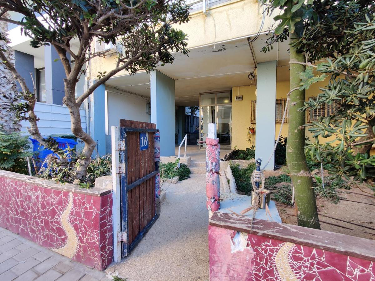 2BDR Holiday Home by Mezizim Beach and TLV Port! - B&B