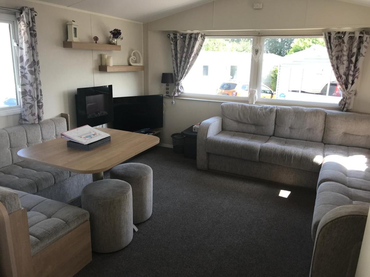 B&B Blackpool - Stunning deluxe 3 bedroomed caravan with CH, DG and decking. - Bed and Breakfast Blackpool