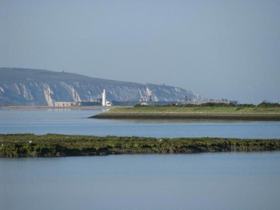 THE HIDEAWAY - LUXURY SELF CATERING COASTAL APARTMENT with PRIVATE ENTRANCE & KEY BOX ENTRY JUST A FEW MINUTES WALK TO THE BEACH, SOLENT WAY WALK, SHOPS and many EATERIES & BARS - FREE OFF ROAD PARKING,FULL KITCHEN, LOUNGE,BEDROOM , BATHROOM & WI-FI - Chambres d'hôtes Lymington