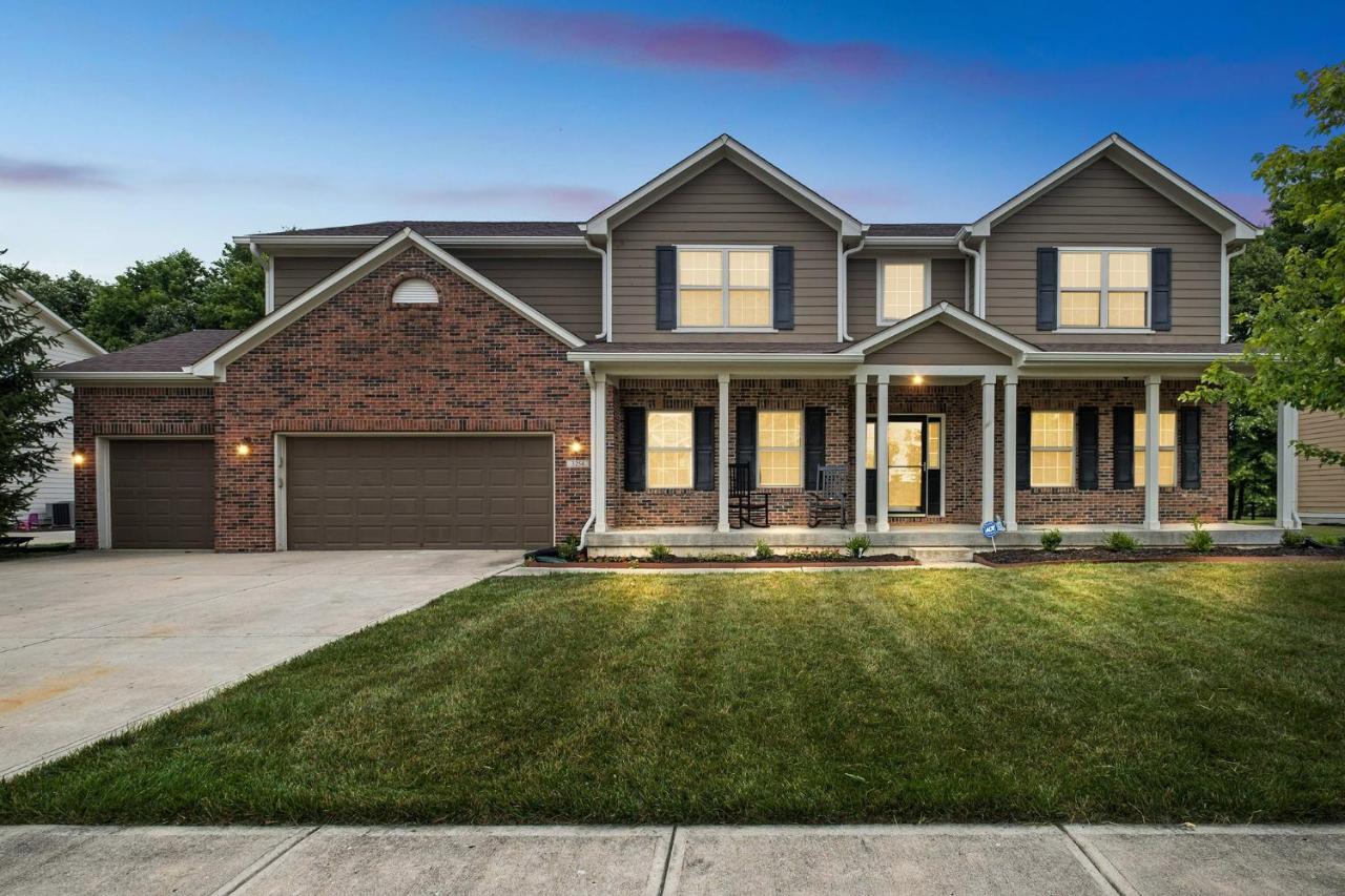 Incredibly Spacious Carmel Home with Fully Equipped Kitchen - 4700 Sq Ft! Sleeps 15! Pet Friendly! home - Bed and Breakfast