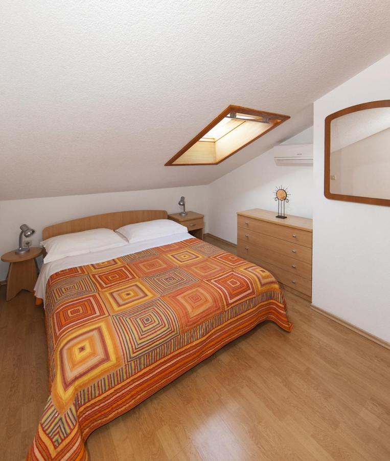Estudio con cama extragrande y sofá cama