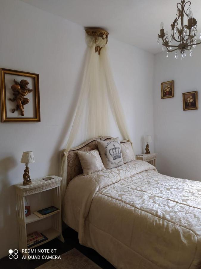 Habitación con cama extragrande y vistas a la montaña